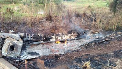 CandÃ³i: CaminhÃ£o tombado com carga de madeira Ã© incendiado apÃ³s tentativa de saque da carga na BR 277